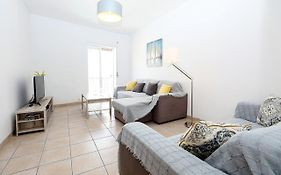 B63 - Corner Street Historic Center Apartment In Lagos